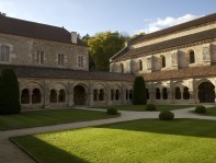 Vue du cloître de l'Abbaye de Fontenay