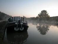 Une péniche sur le canal de Bourgogne